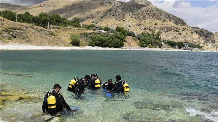 Dalış tutkunları Van Gölü'nün mavi sularında eğitim görüyor