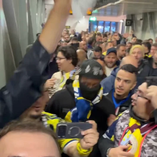 Fenerbahçeli eski yıldız taraftarların arasına karıştı: Maskeli haliyle maça gitti