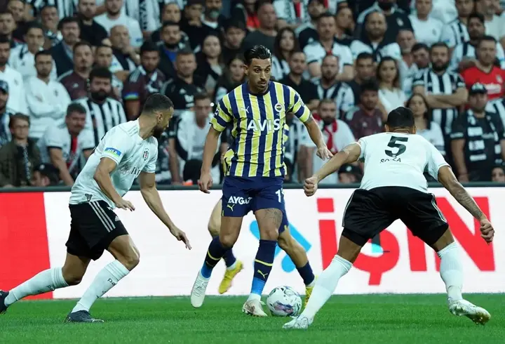 Fenerbahçe'nin derbideki en tecrübeli isimleri İrfan Can Kahveci ve Bright Osayi-Samuel