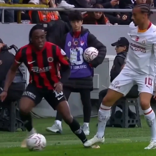 Galatasaray - Gençlerbirliği Maçındaki Pozisyon İçin Eski Hakemden Olay Açıklama: ‘Hakemlere Talimat Mı Verildi?’
