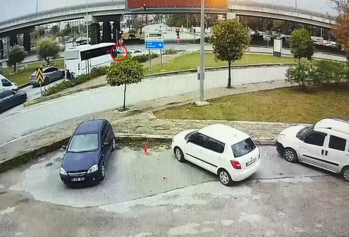 Ambulansa yol vermek isterken kaza yaptı: 4 yaralı