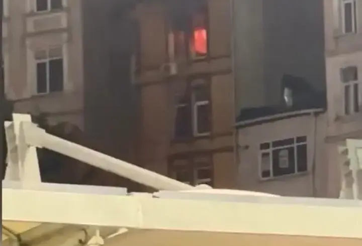 Kasımpaşa'da havai fişeğin daireyi yaktığı anlar kamerada; 4 gözaltı