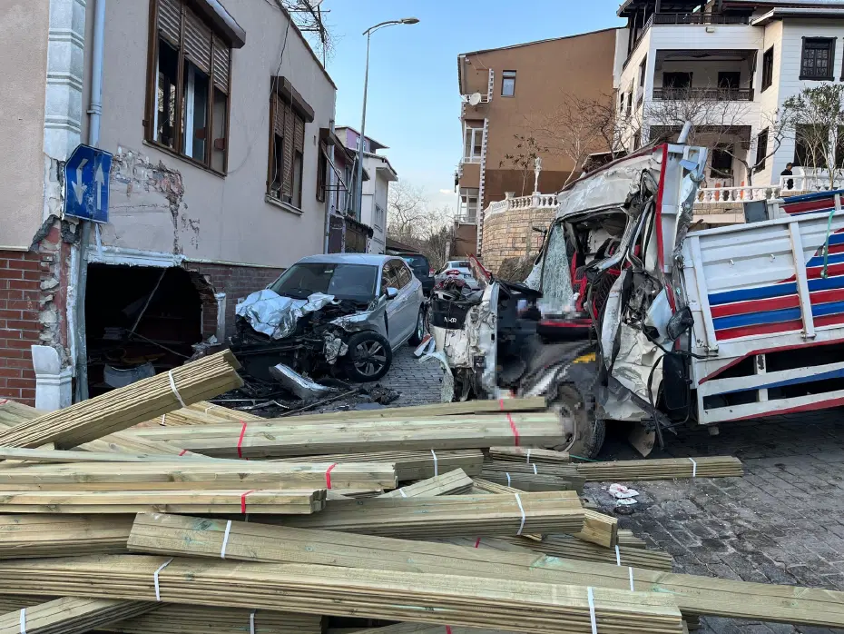 Beykoz'da feci kaza. Kamyon dükkana daldı, 2 kişi hayatını kaybetti