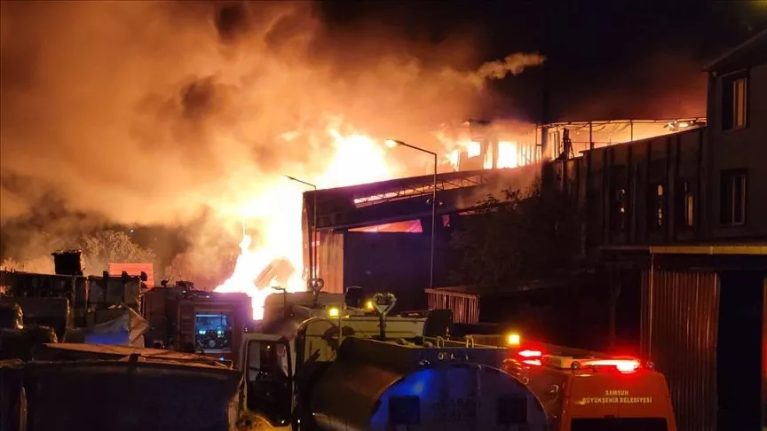 Samsun'da kereste fabrikasında çıkan yangına müdahale ediliyor