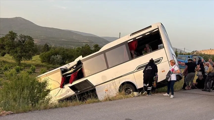 Isparta'da yolcu otobüsü ile tur otobüsünün çarpıştığı kazada 27 kişi yaralandı