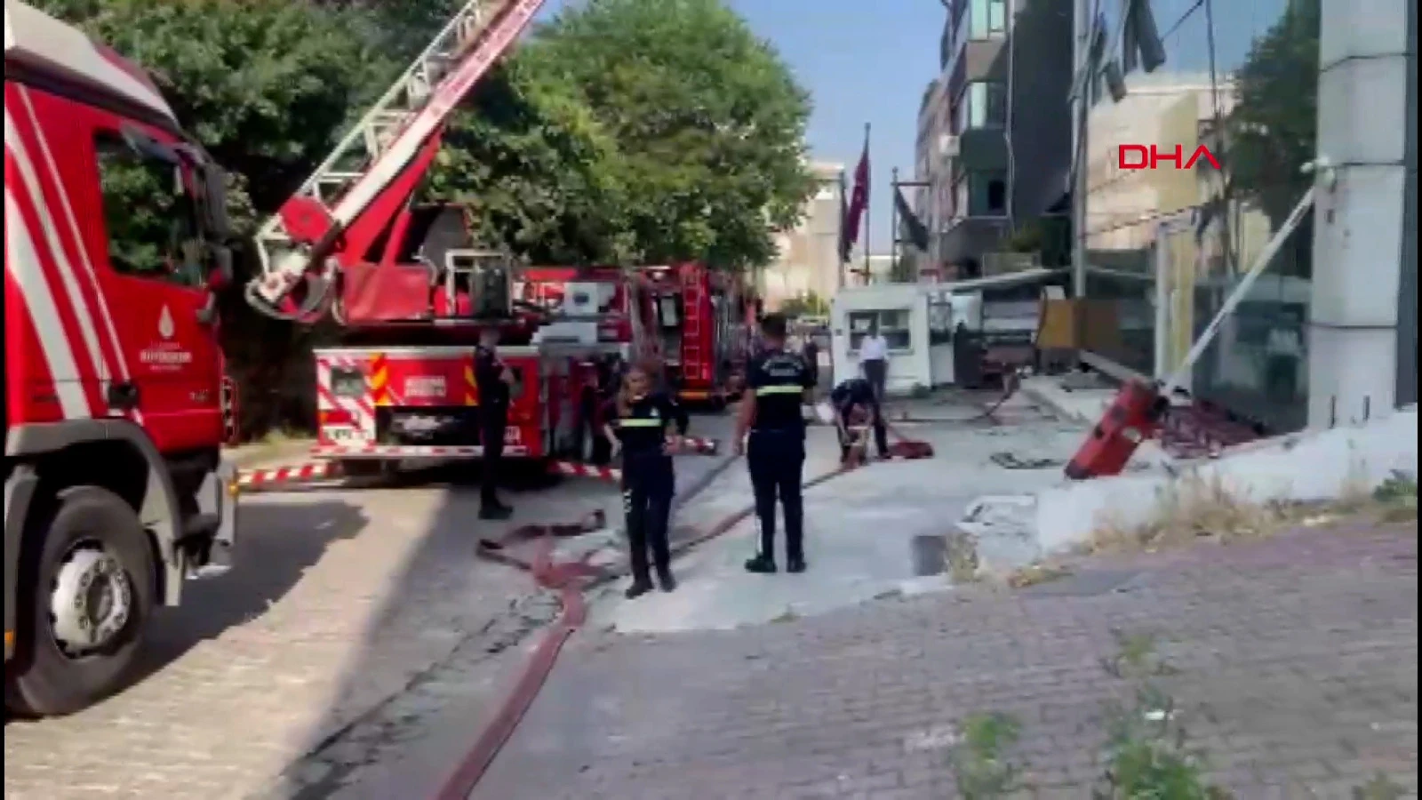 Yenibosna'da 4 katlı iş merkezinin çatısında yangın