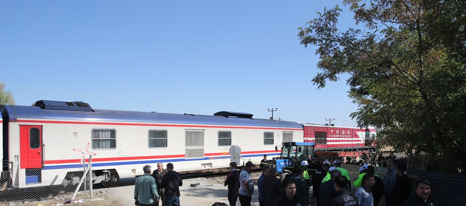 Öğrenci servisine tren çarptı: Yaralı öğrenciler var