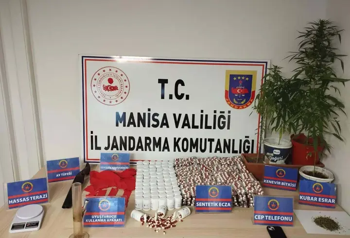 Manisa'daki uyuşturucu operasyonunda 8 bin 864 sentetik ecza hap ele geçirildi