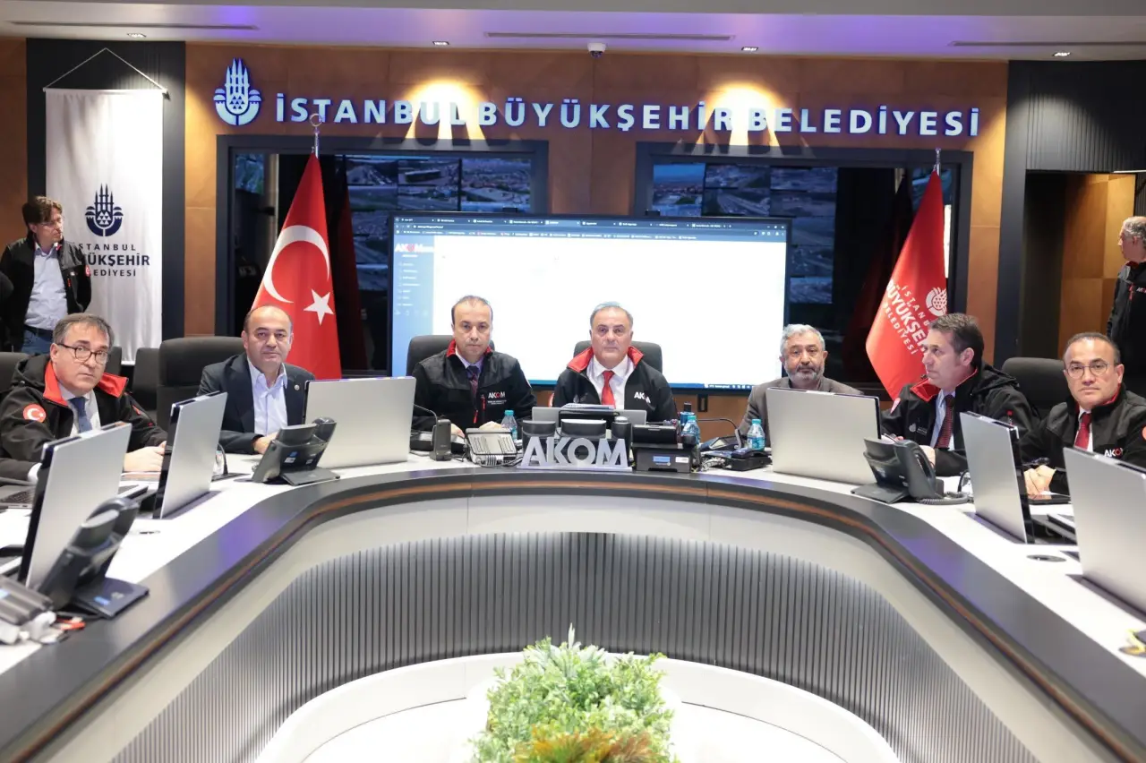 Akom'dan Turuncu Alarm: “Mecbur Kalmadıkça Dışarıya Çıkmayın”