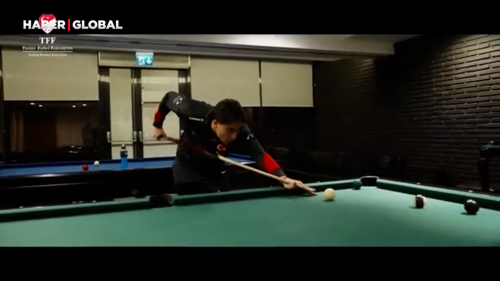 Kenan Yıldız bilardo oynarken gülme krizine girdi