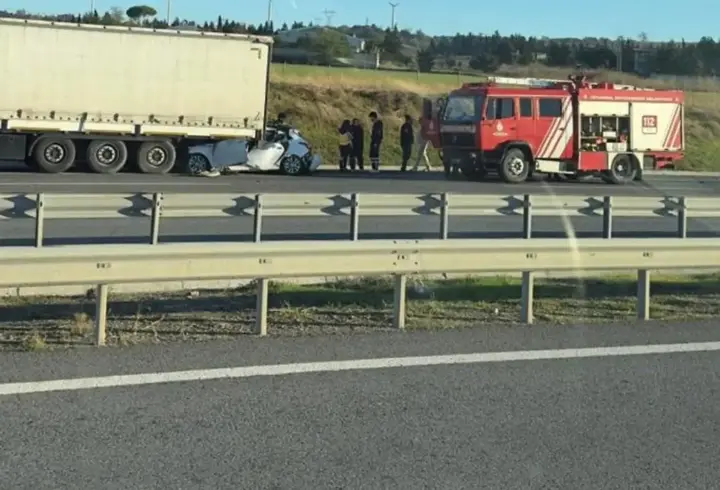 İstanbul'da feci kaza! Otomobil TIR'a ok gibi saplandı