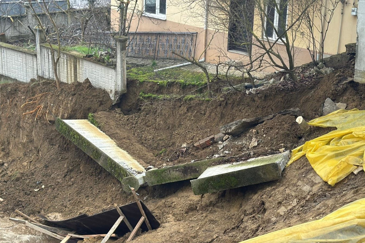 Gölcük'te Sağanak Sonrası Toprak Kayması: 9 Bina Boşaltıldı