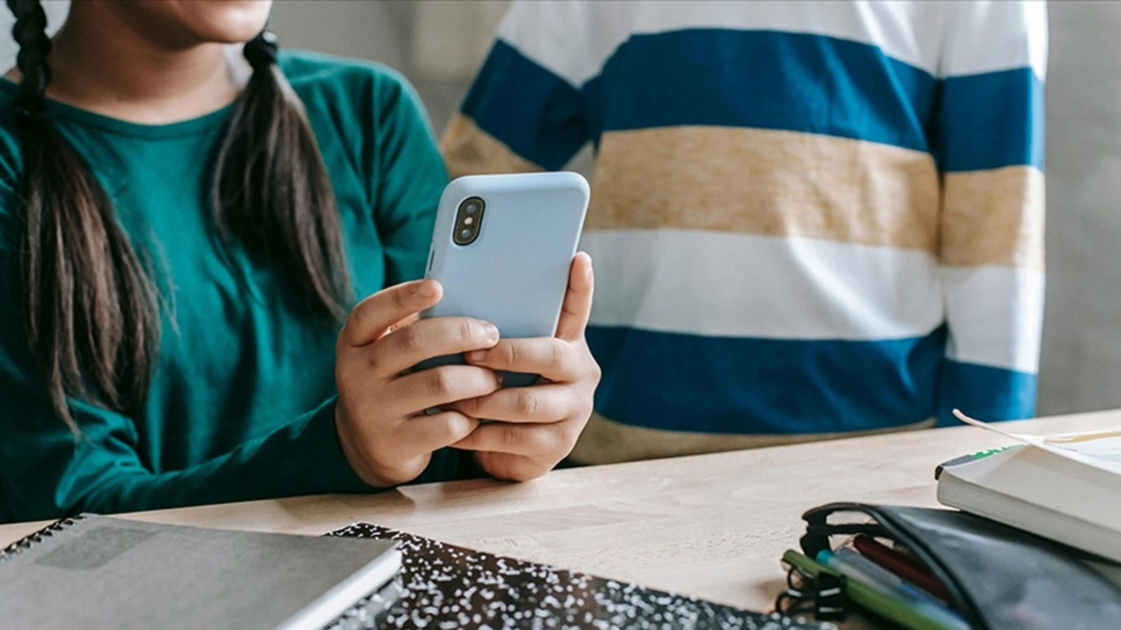 Bir ülkede daha okullarda cep telefonu yasağı yürürlüğe giriyor
