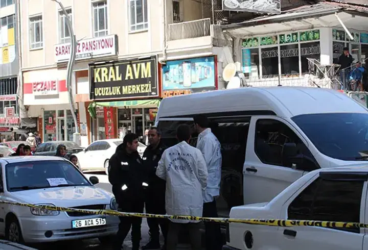 Giyim mağazasında silahlar çekildi: 1 kişi can verdi