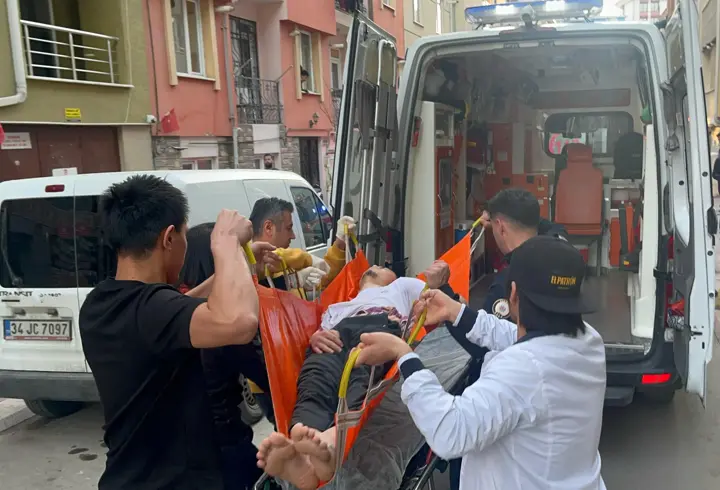 Oyun yüzünden tartıştığı 2 ev arkadaşını bıçakladı