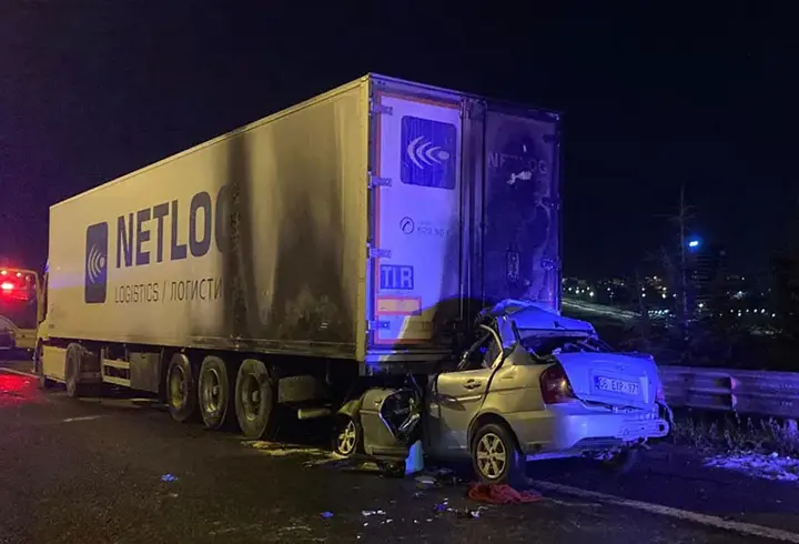 Ankara'da feci kaza: TIR'a ok gibi saplandı