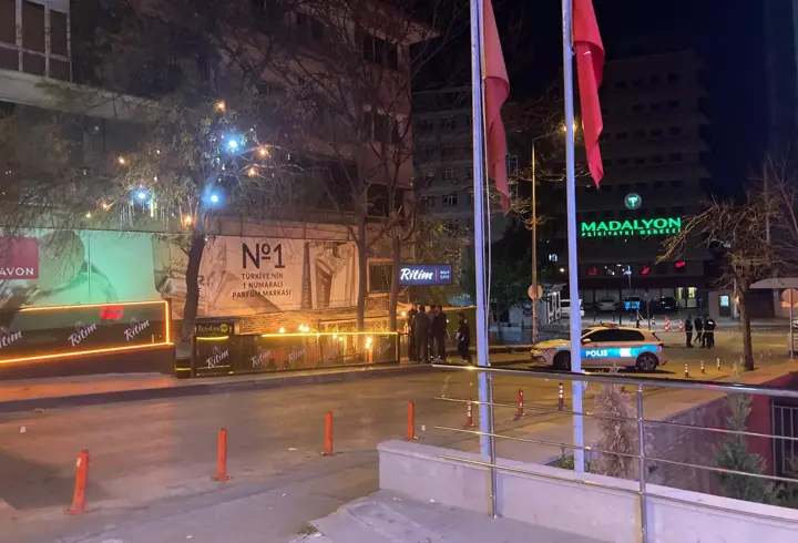 Motosikletli şüpheli caddede tabancayla rastgele ateş açtı