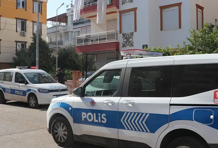 Cezaevinden çıktı, bıçakla eski sevgilisinin evini bastı: 2 yaralı