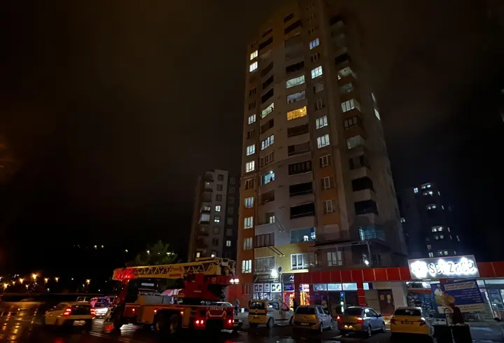 Kayseri'de sağanak; binanın çatısına yıldırım düştü, araçlar zarar gördü