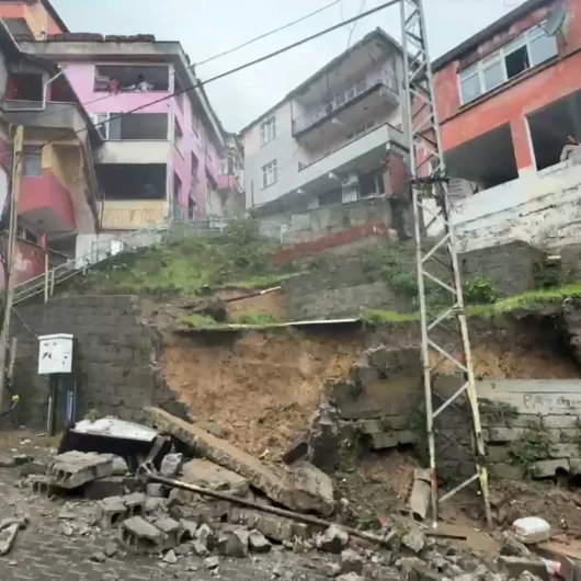 Zonguldak’ta Yağışın Ardından İstinat Duvarı Çöktü