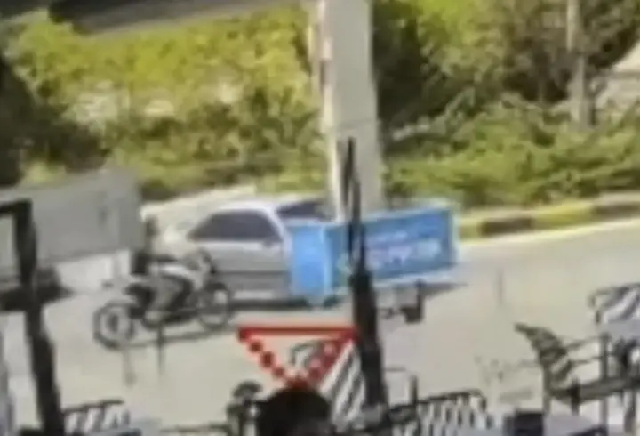Motosikletin otomobile çarptığı kaza kamerada; 2 yaralı