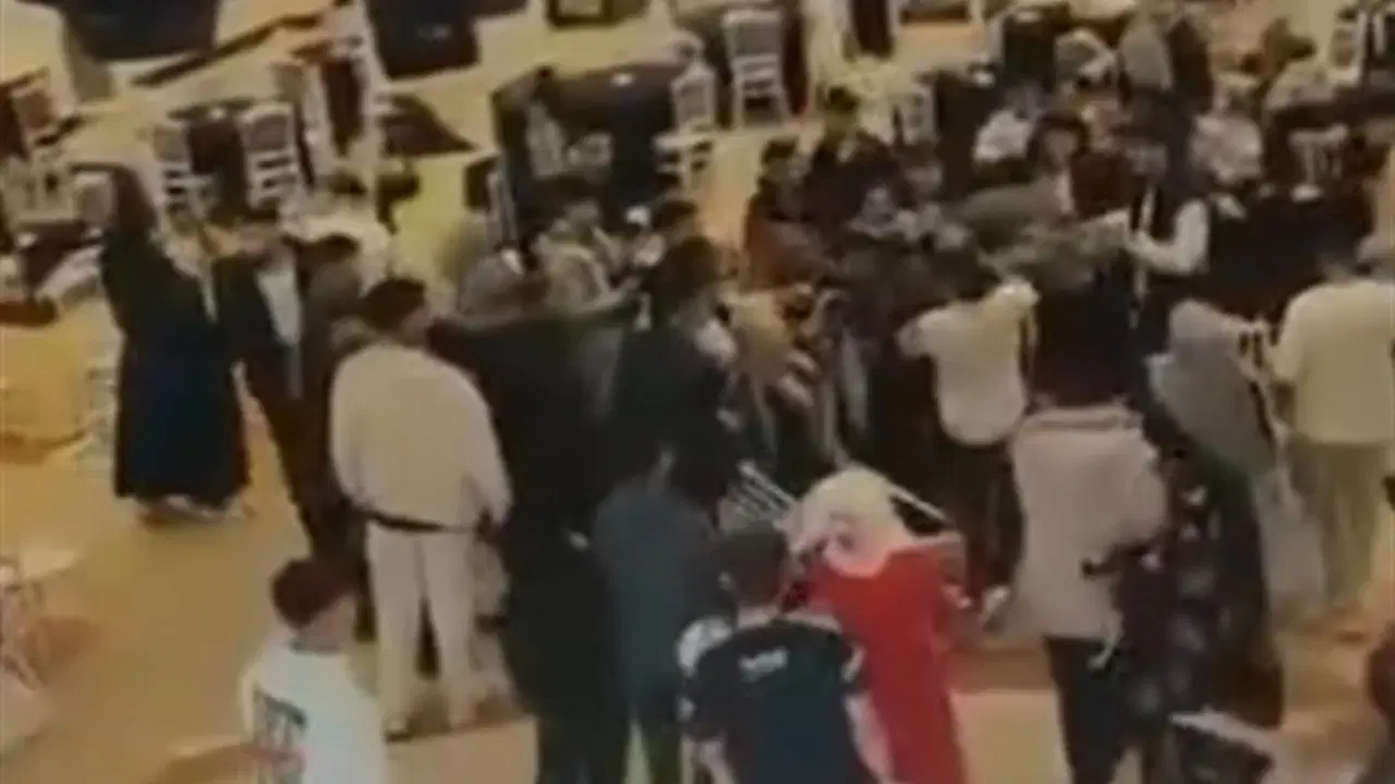 O Anlar Kamerada: Düğündeki Takı Töreninde Tekmeler Ve Yumruklarla Kavgaya Girdiler