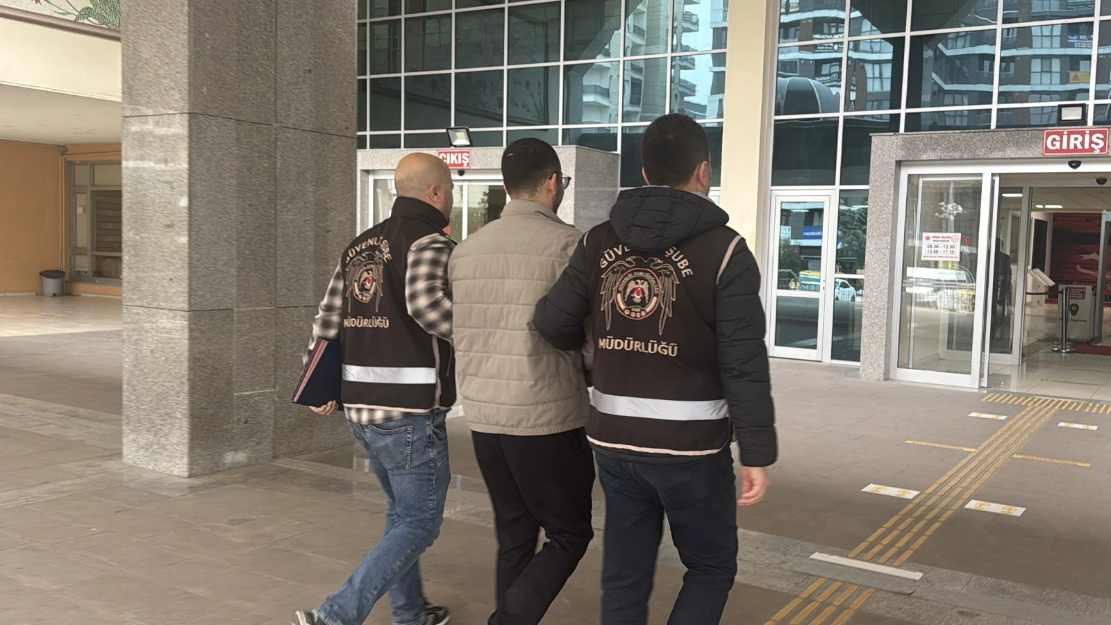 Kostüm etkinliğine imam cübbesiyle katılan şüpheli serbest bırakıldı
