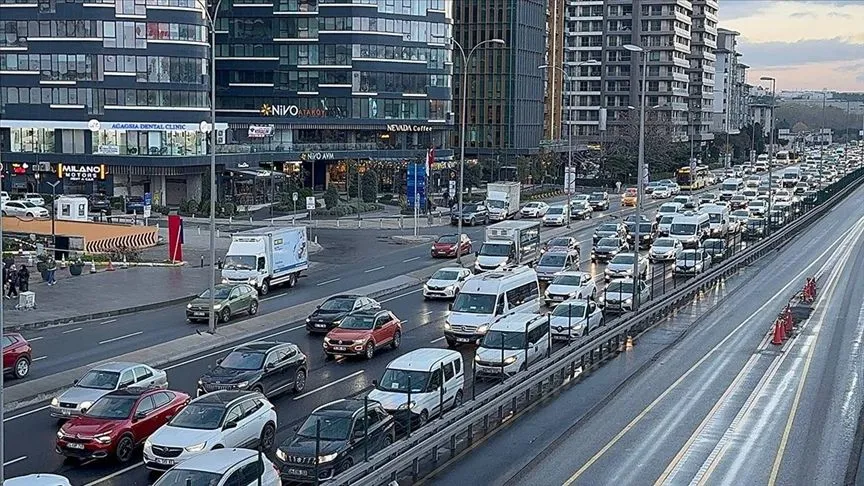 İstanbul'da haftanın ilk iş gününde trafik yoğunluğu yüzde 76'ya çıktı