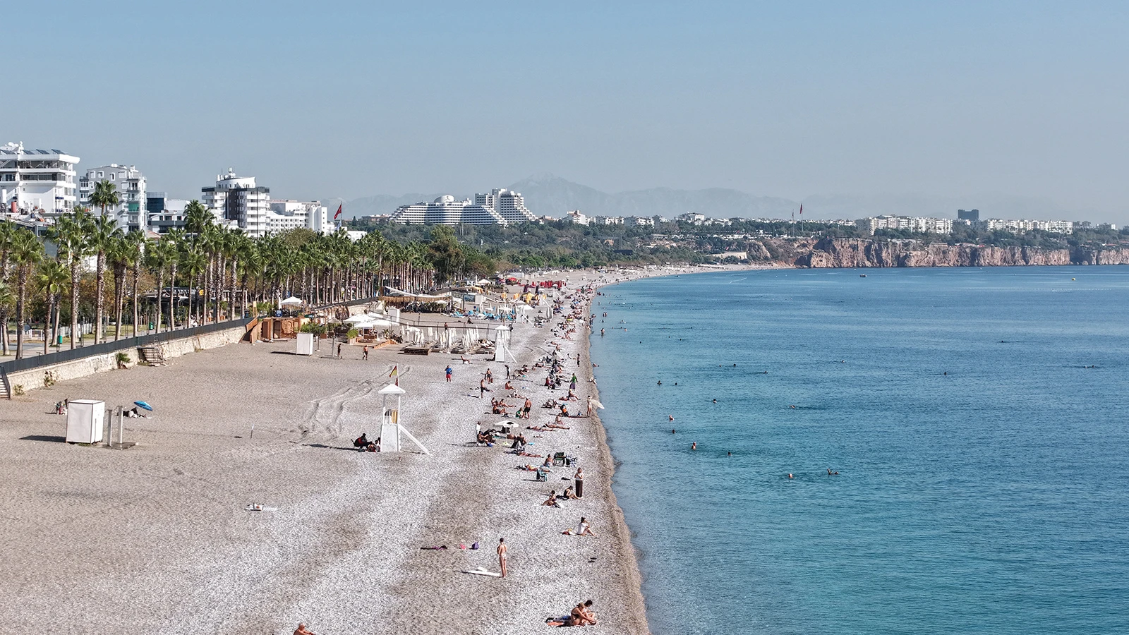 Kasım ayında Antalya'nın ünlü sahilinde manzara değişmedi