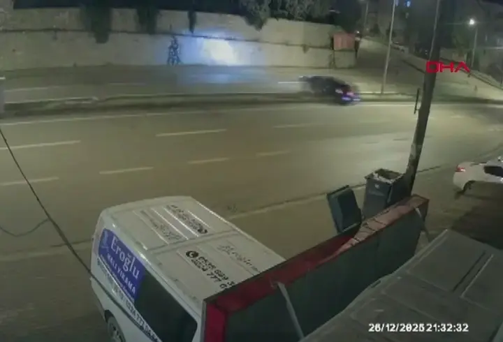 Takla atan otomobil direğe çarptı: O anlar kamerada!