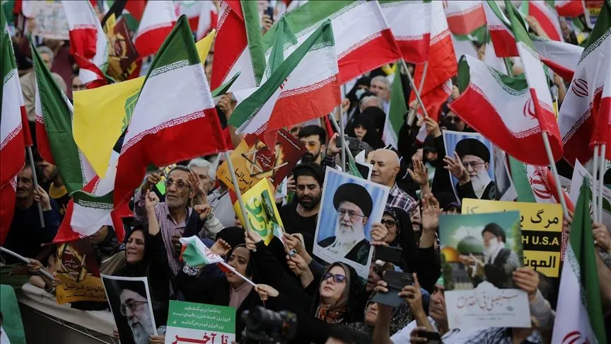 İran'da binlerce kişi İsrail ve ABD'yi protesto ederken "intikam, intikam" sloganları attı