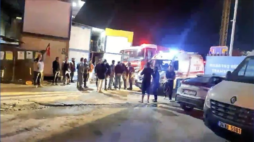 Beyoğlu'ndaki metro inşaatında iskele çöktü, bazı işçiler yaralandı