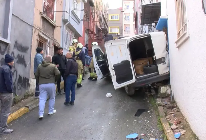 Beyoğlu'nda yokuştan kayan araç binaya çarptı: Ucuz atlattık