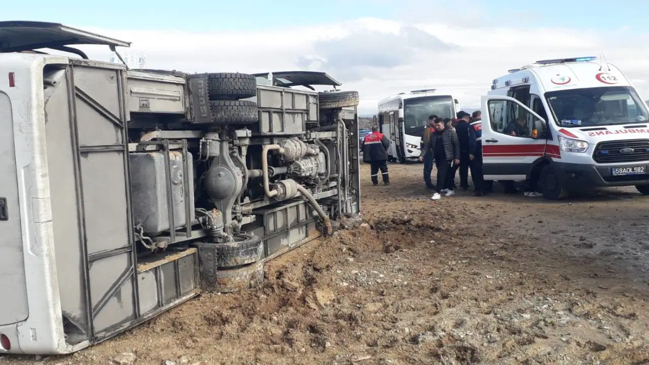 Sivas'ta Cezaevi Nakil Aracı Devrildi: 2'si Jandarma Personeli 3 Yaralı