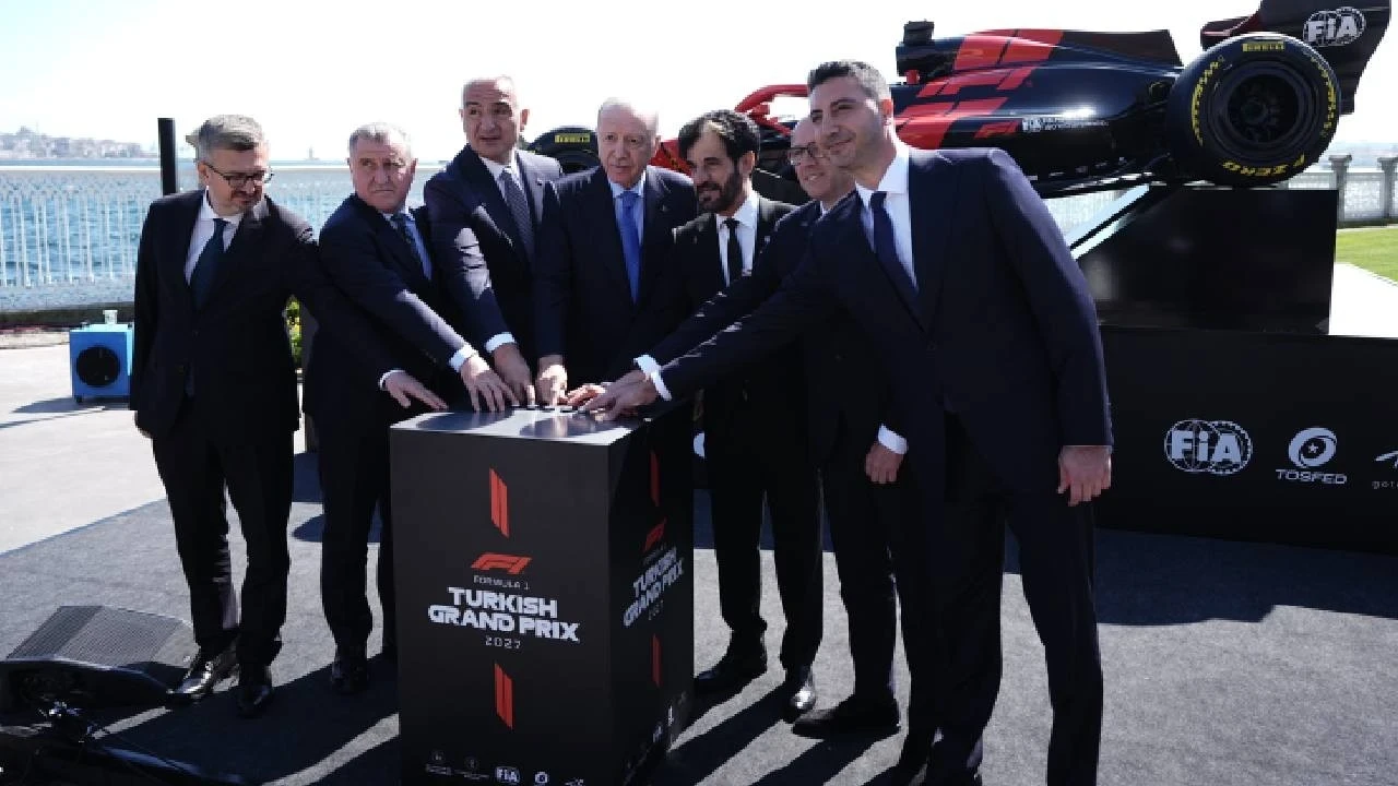 F1, yeniden Türkiye'de! Erdoğan starta bastı: Formula 1 aracı İstanbul turuna başladı