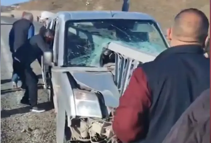 Hafif ticari araç bariyere çarptı: 1'i ağır, 2 yaralı
