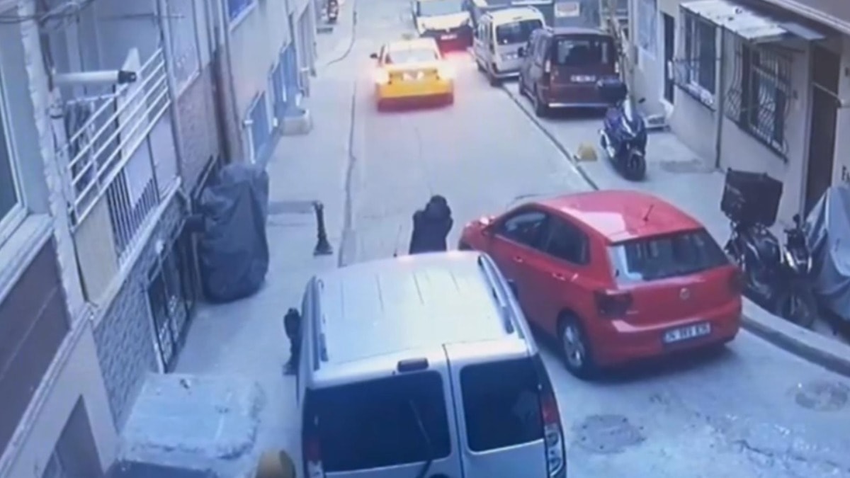Parasını alamadığı kadının bindiği taksiye kurşun yağdırdı!