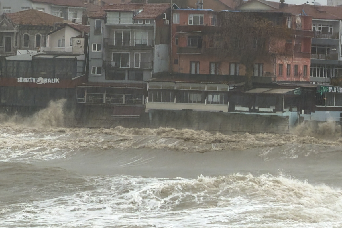 Amasra’da Fırtına: Dalga Boyu 6 Metreye Ulaştı