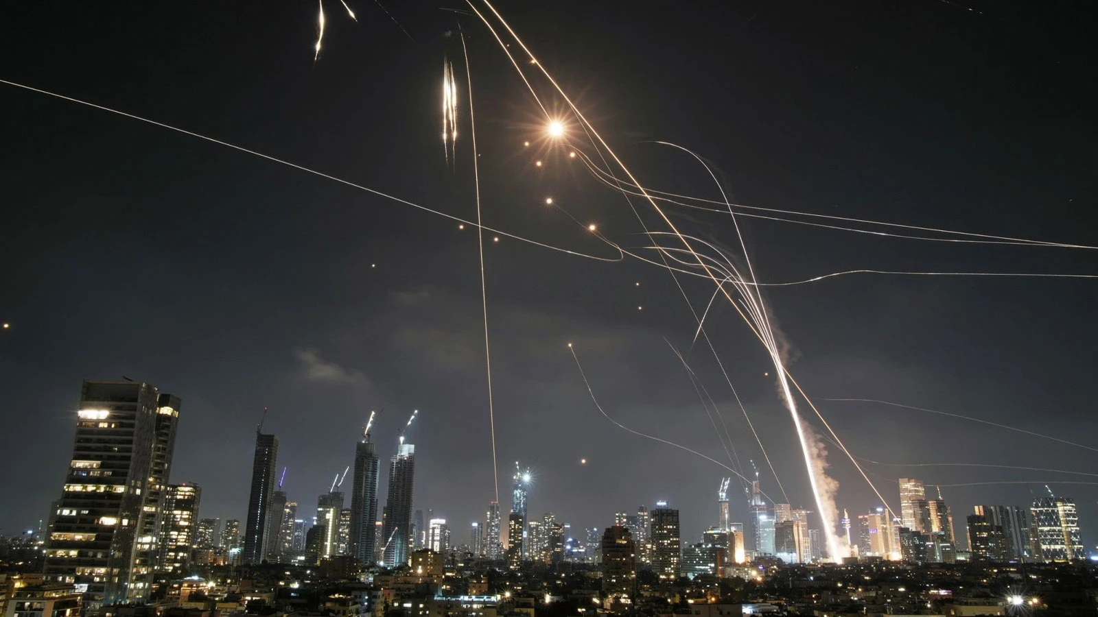 İran'dan İsrail'e misilleme: Tel Aviv'de peş peşe patlamalar