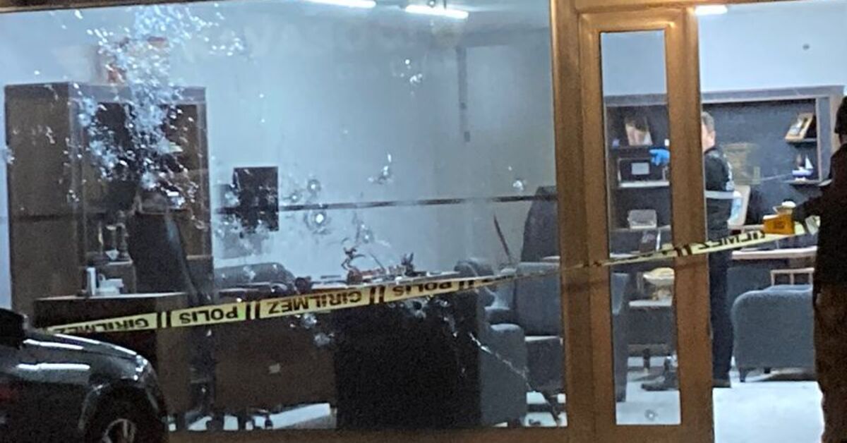 Oto galeri dükkanına silahlı saldırı: 2 yaralı