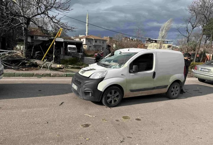 Bursa’da kuvvetli rüzgar hayatı olumsuz etkiledi
