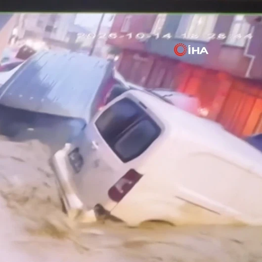 Sarıyer'deki Sel Felaketinden Yeni Görüntü: Araçların Üst Üste Bindiği Anlar Kamerada
