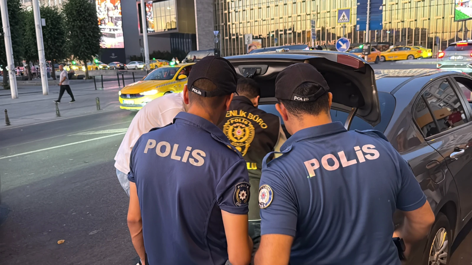 Taksim'de helikopter destekli 'Huzur İstanbul' uygulaması