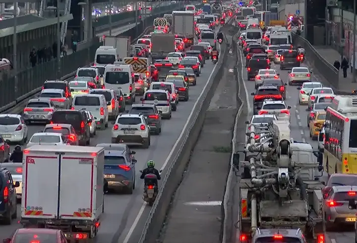 İstanbul'da trafik çilesi: İftar öncesi trafik yoğunluğu yüzde 87’ye ulaştı