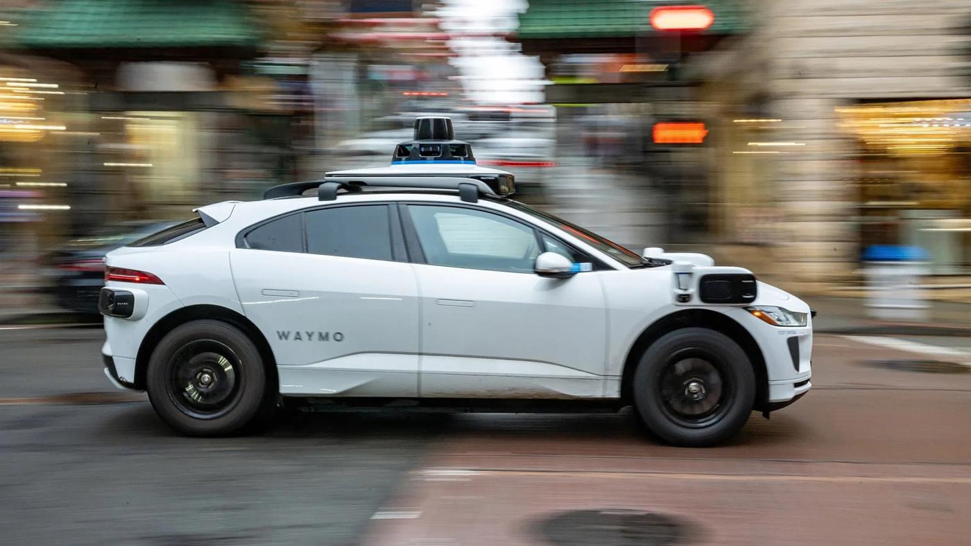Waymo, robotaksilerini dünyaya yaymak için 16 milyar dolar topladı