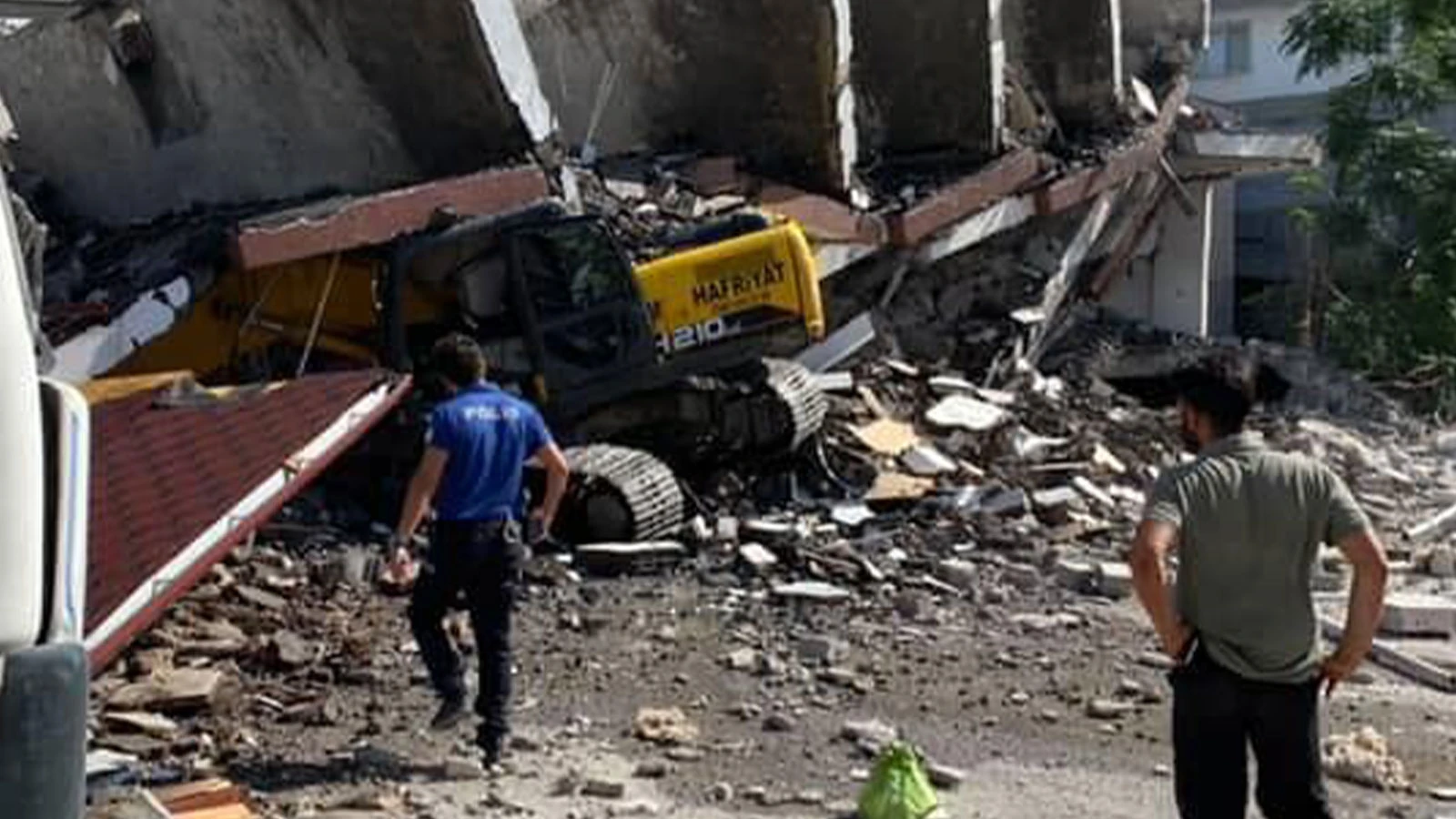 Yıkım sırasında 7 katlı bina, iş makinesinin üzerine devrildi