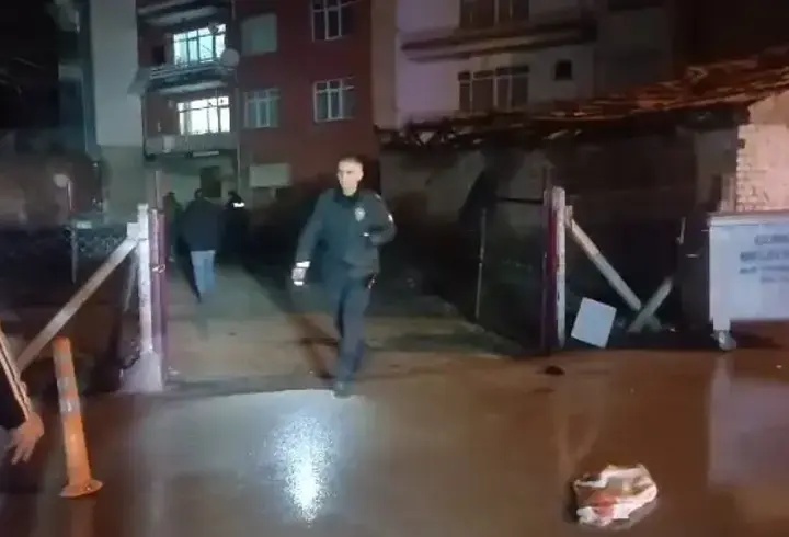 Sokak ortasında 2 kişi, bacaklarından vuruldu