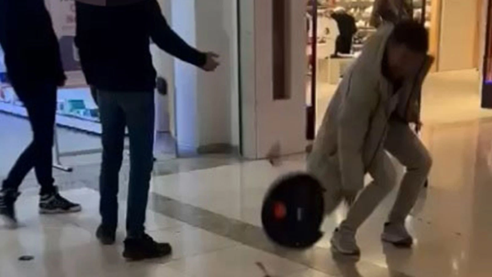 Sık sık arızalanan robot süpürgeyi, satın aldığı mağazanın önünde parçaladı