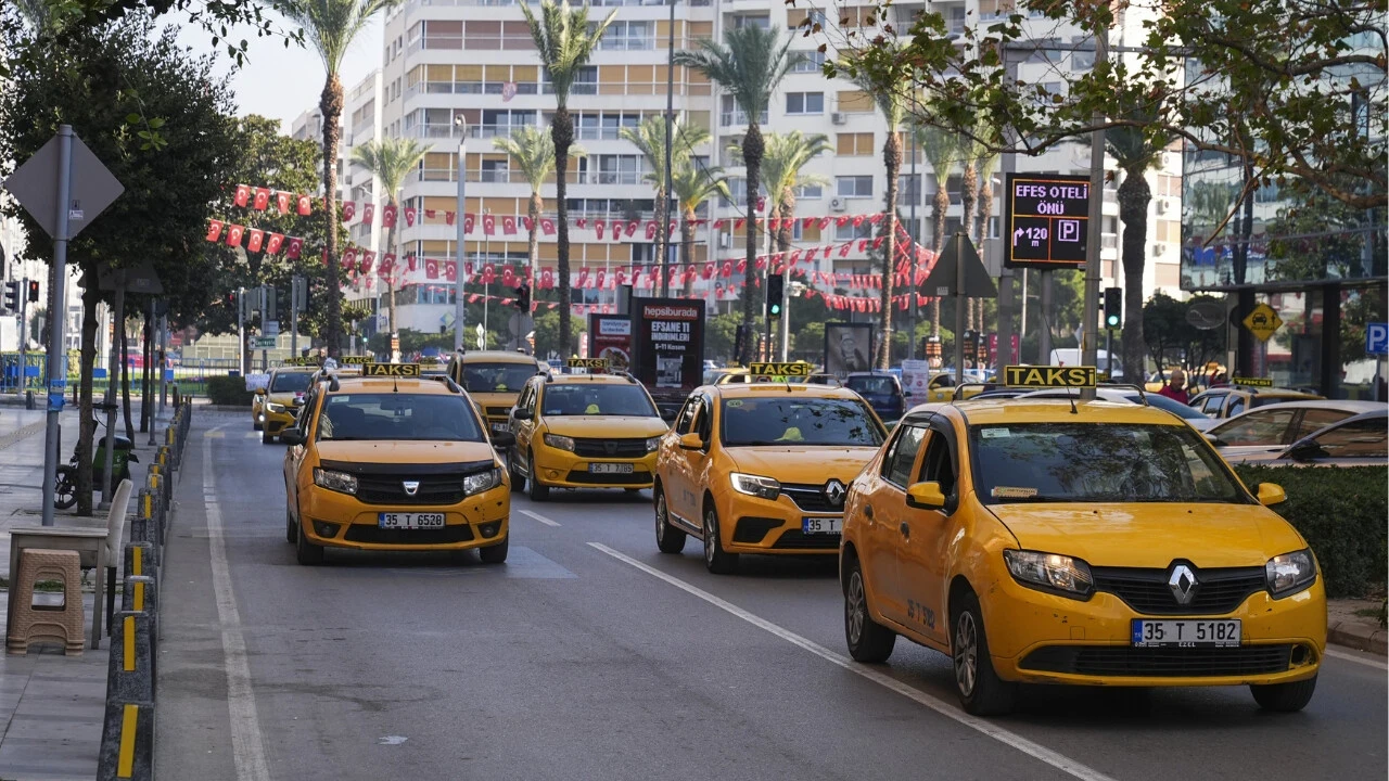 İzmir'de taksicilerden korsan taşımacılığa konvoylu tepki