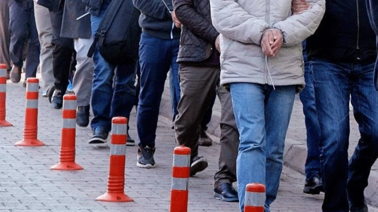 Bakan Yerlikaya duyurdu: Göçmen kaçakçılarına operasyon